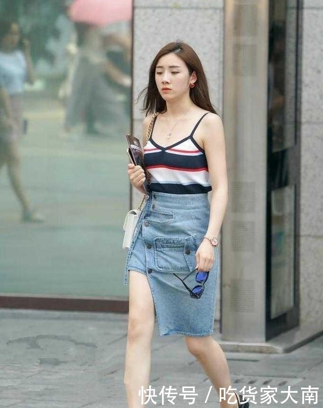 街拍:小姐姐穿黑色露脐的小吊带,秀出性感细腰和修长身材