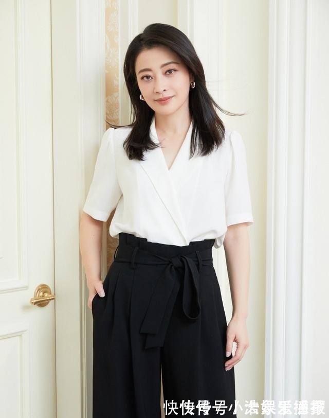 时尚|45岁女人显年轻的发型有哪些中长直发或卷发都很好,时尚又优雅