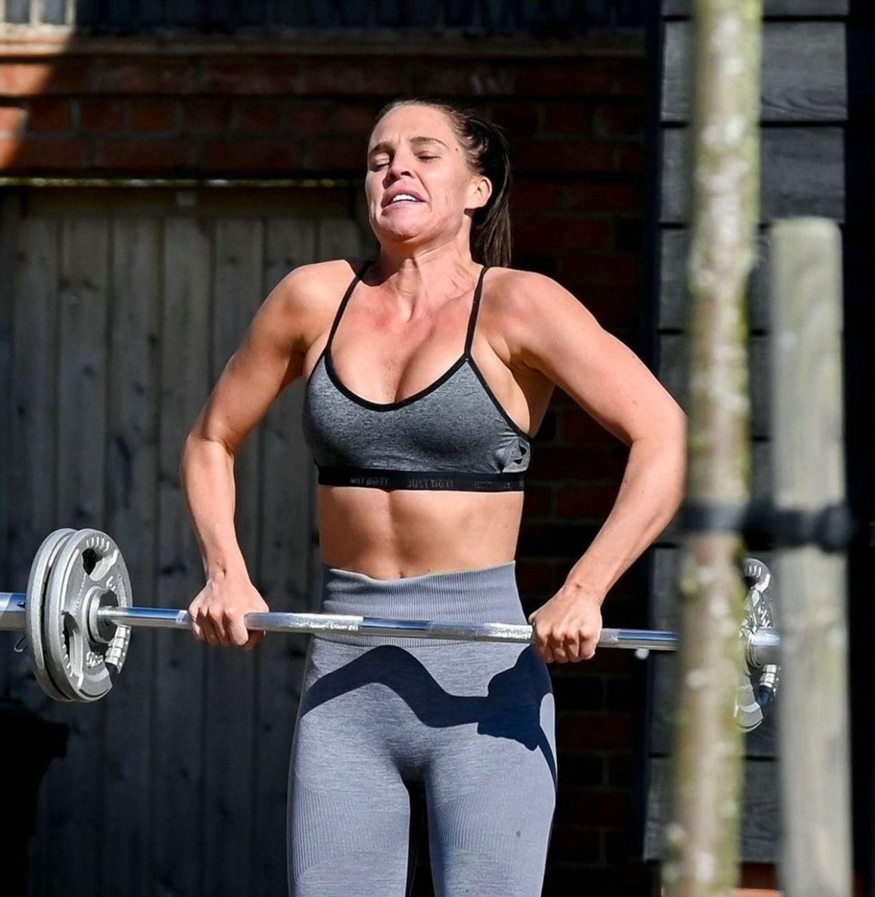 健身|丹尼尔·洛伊德在自家院子里健身，各项训练力量感十足