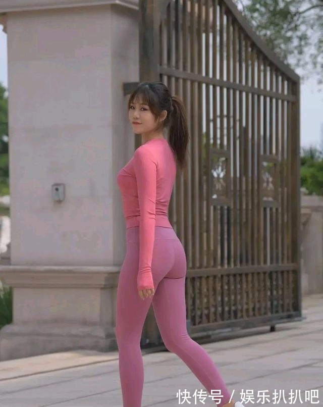 色系 淡红色长袖T恤搭配紫色瑜伽裤,修身显瘦增添活力,怎么看都时髦