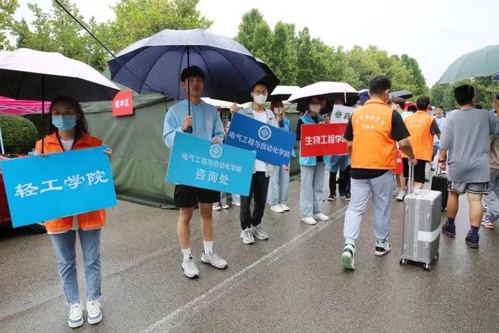 齐鲁工业大学|齐鲁工业大学1900余名省外新生如约而至，7日省内新生报到