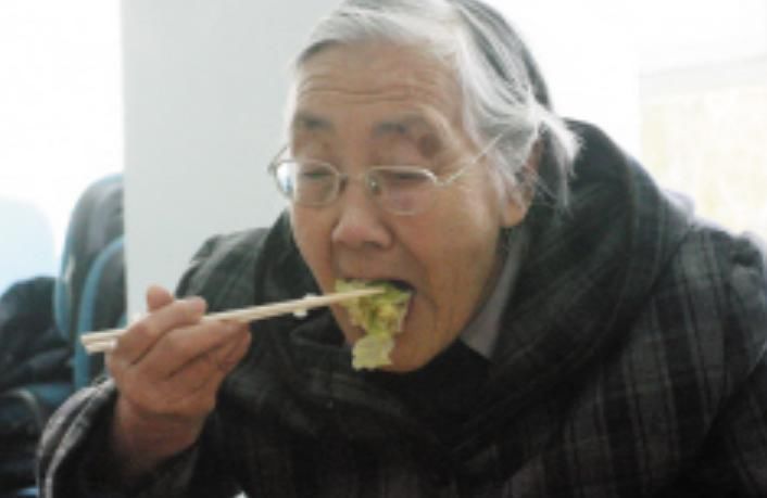 血液循环|113岁老人抽烟又喝酒,她说长寿并不难,每晚做1件“事”很有