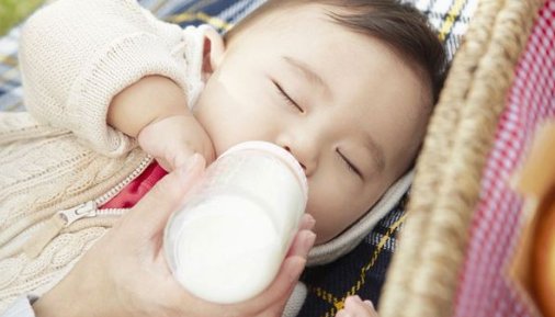 如何让宝宝从母乳过渡到奶瓶？很多宝妈不清楚，早知道，早安排