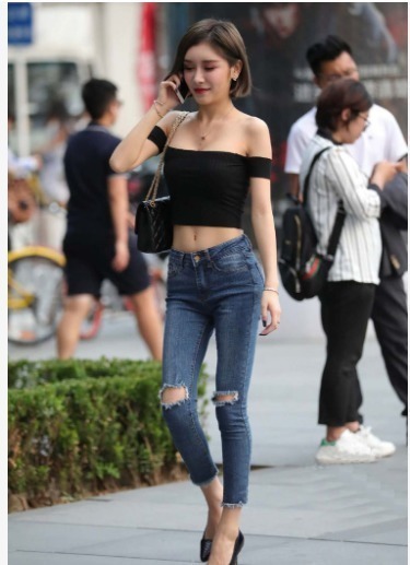 牛仔|黑色一字肩短衫搭配牛仔九分裤,时尚潮流,造型迷人