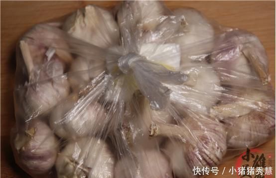 存放|不管多难存放的大蒜，只要撒一把，放久都不干瘪发芽，方法太赞了