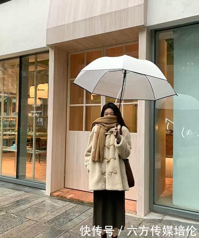 羽绒服|羽绒服穿腻了?试试这件短款羊羔毛外套,配这3种下装,更时髦!