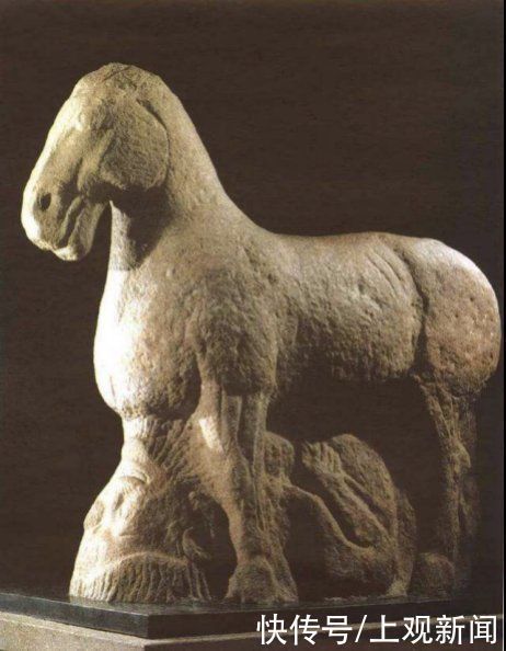 匈奴|“马踏飞燕”或改名“马踏匈奴鹰”?这件铜奔马与霍去病墓前的石雕有关
