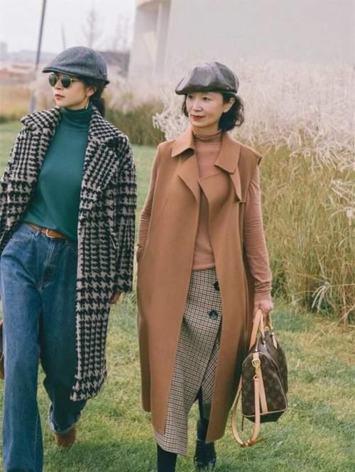 ?中年女性如何把“大衣”穿洋气？学三木妈这样穿，年轻显高级
