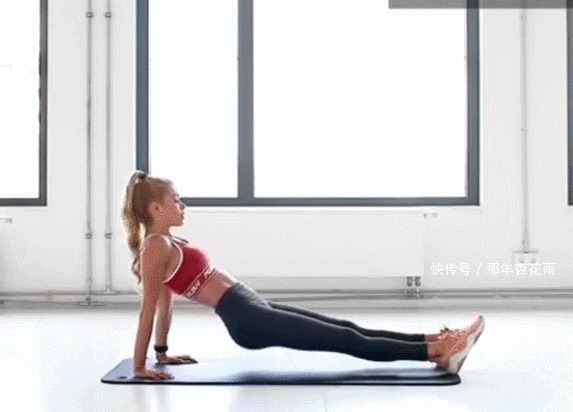 双脚|日本健身模特,健身5年拿下健美冠军,身材曲线完美,堪称尤物