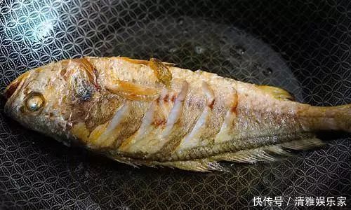 煎鱼时,直接下油锅可就废了,谨记3个技巧,不破皮也不粘锅