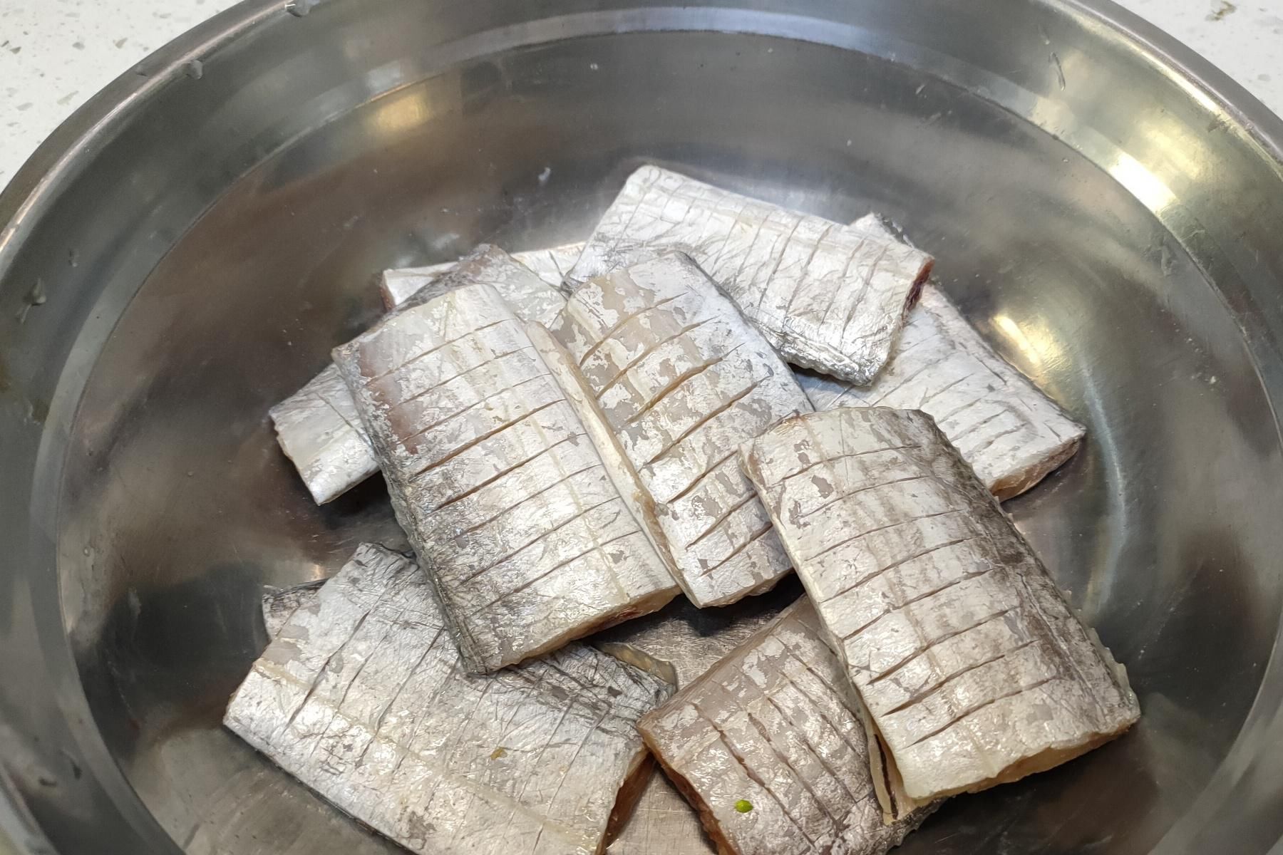 海鱼|煎带鱼，万万不要直接下锅煎，多加一步，带鱼外酥里嫩不破皮