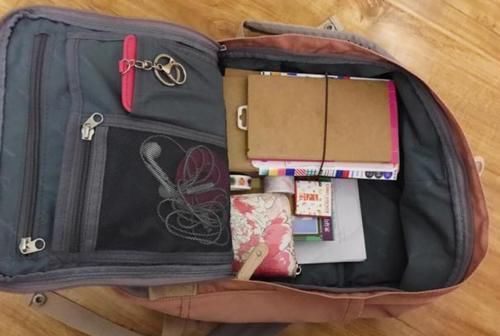 书包|有一种“没眼看”叫翻孩子书包,稀奇古怪啥都有,怕你气到发笑