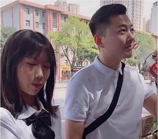 老爸|“年轻老爸”走红,接孩子被误认为是男友,网友孩子妈怎么想