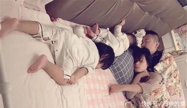 爸妈|一家四口睡姿火了,看的出来爸妈是真爱,两个孩子是意外