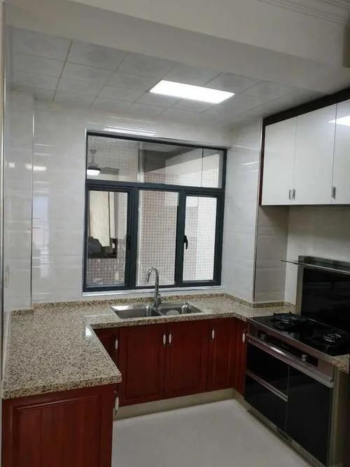 老婆|老婆坚持把厨房装到餐厅,房子装修完,邻居纷纷上门参观!