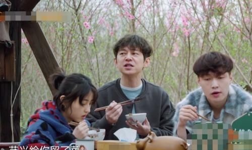 黃磊在大家吃飯時(shí)去洗澡,張藝興隨后做法太暖了,難怪師父疼他!