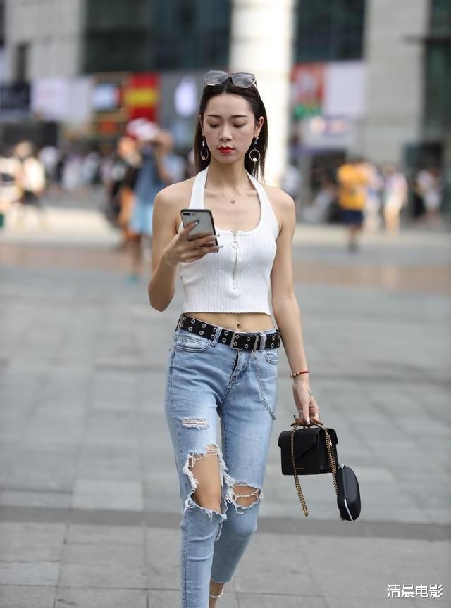 骨感型女生这样穿，挂脖衫配破洞牛仔裤，简约有范，穿出骨感的美
