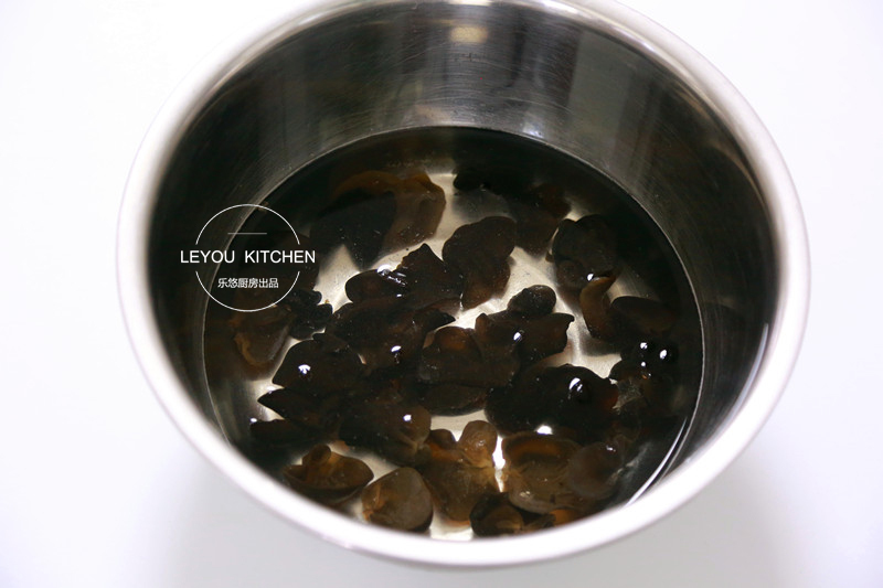 鸡肉和它们一起蒸，又鲜又嫩，不用闻油烟，简单好做，很适合夏天