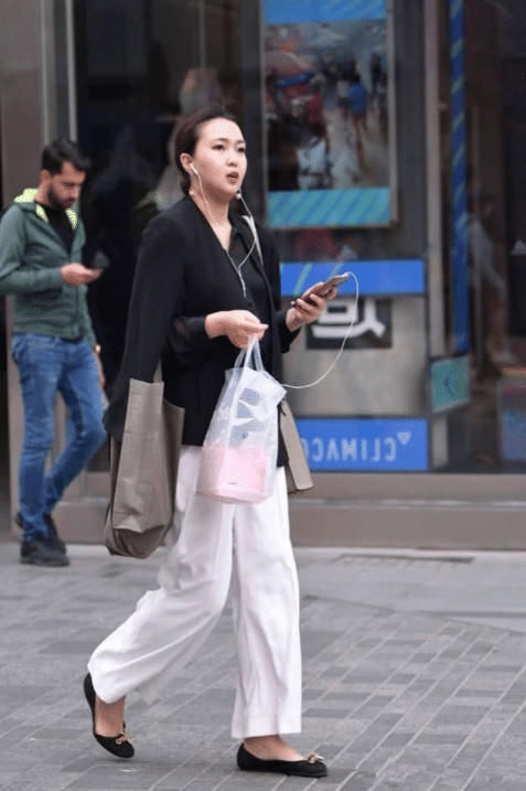 街拍：气质清新的时尚小姐姐，黑色连衣裙时尚大方，显得十分干练