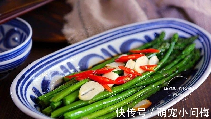 12道新年素菜,好吃还好看,年夜饭端上桌,比大鱼大肉更早光盘