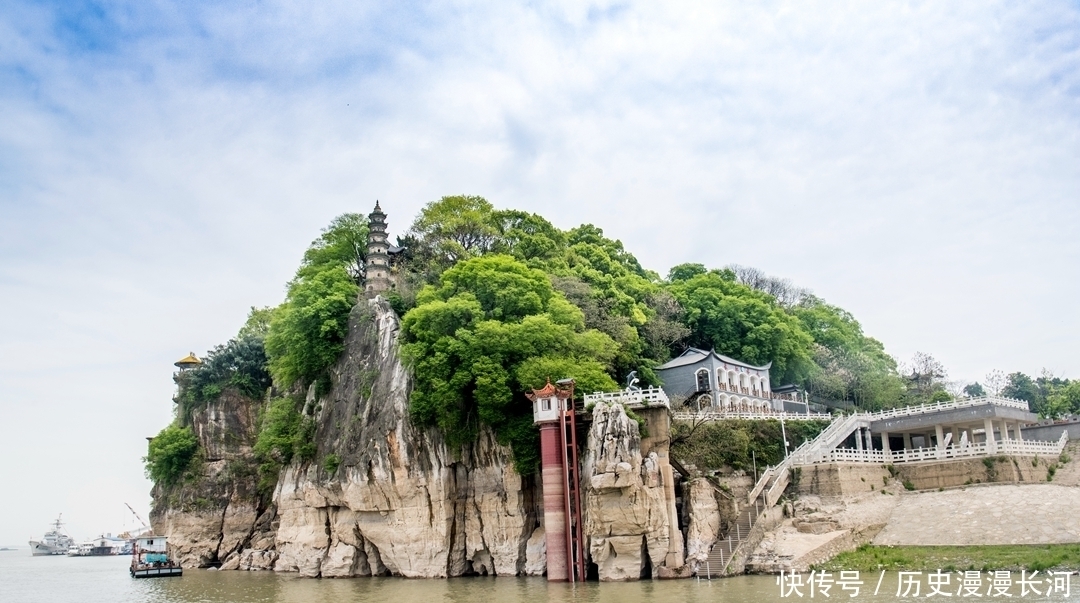 江西九江有两座怪山，一座经常发出钟鸣声，一座像遗落湖里的鞋子