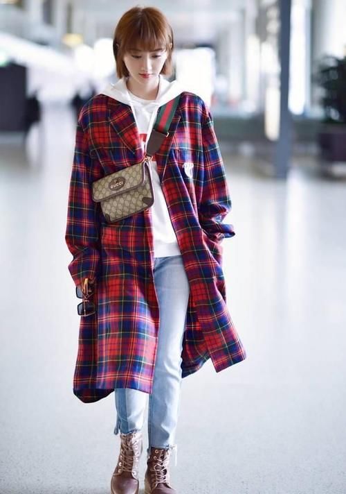 洋气|剪短发美出新高度，格纹风衣搭白卫衣，一头栗色短发太洋气