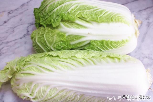 买大白菜,选白色的还是绿色的?老菜农教您3招,以后就不会买错