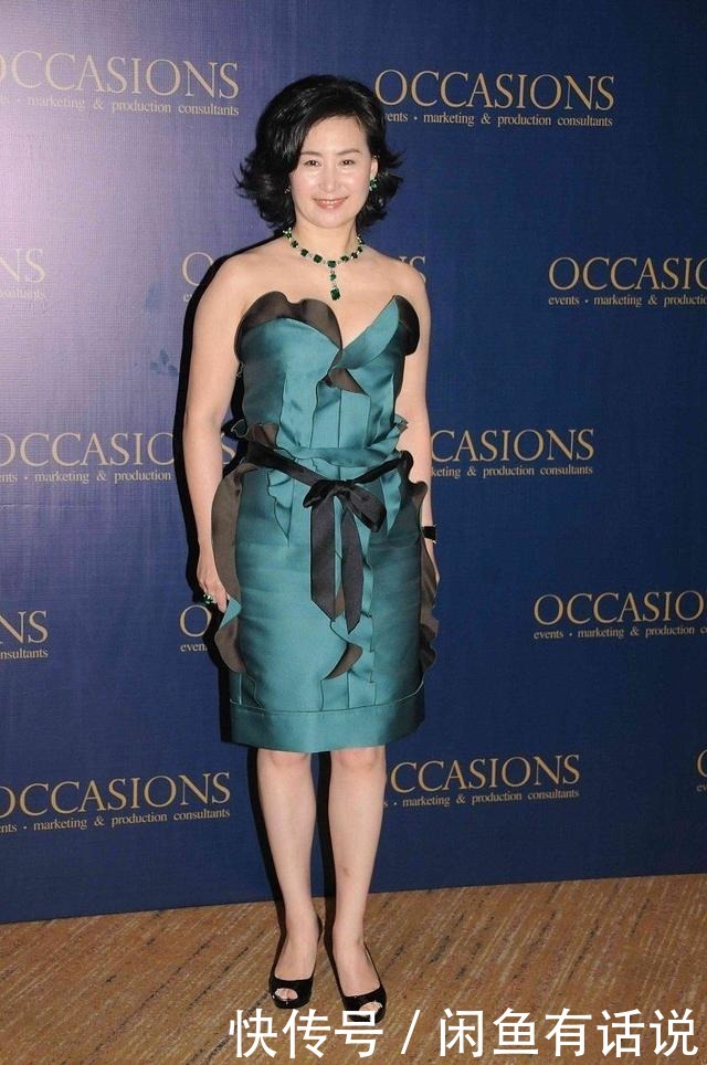 热裤|何超琼有豪门底蕴,穿“芭比粉”上衣也不俗气,搭配热裤美成贵妇