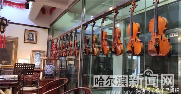 他那把镇店老琴 有两百多年历史