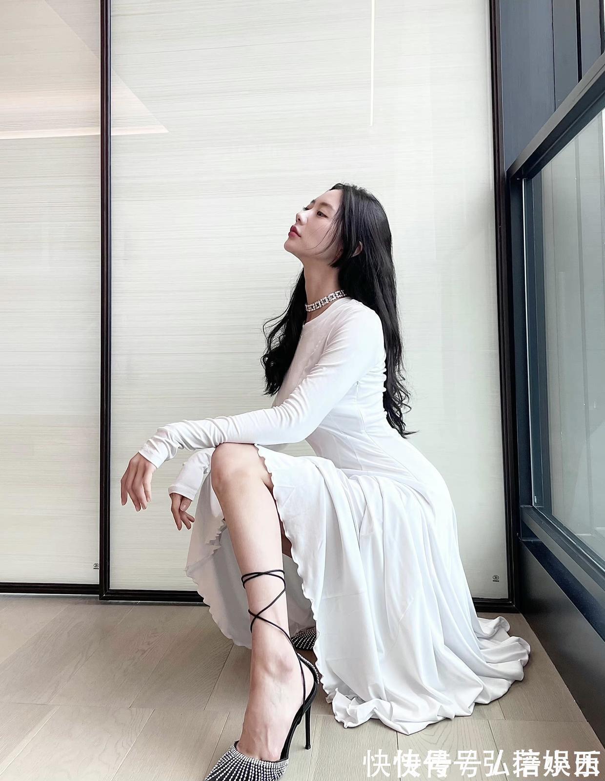 亚洲 克拉拉真是“亚洲第一美女”,连土味白色紧身裙,都穿出了高级感