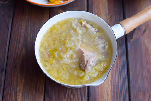 东北酸白菜的腌制方法和酸菜排骨汤的详细做法