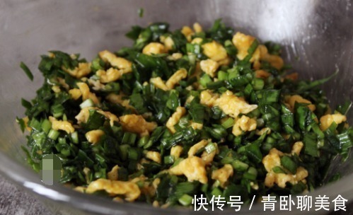 热腾腾的蒸饺，分分钟就搞定，这样和面又薄又筋道，上桌准吃光