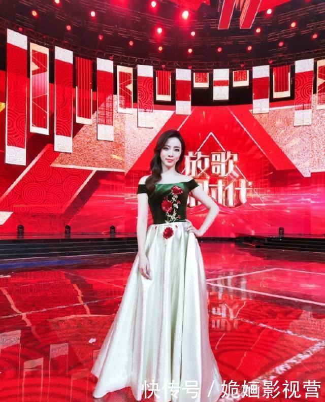 李思思正式接棒董卿,成新晋央视综艺一姐,气场不够造型来凑