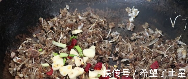 野生鲫鱼独特做法,做法很少见,上桌连鱼骨头渣都不剩!