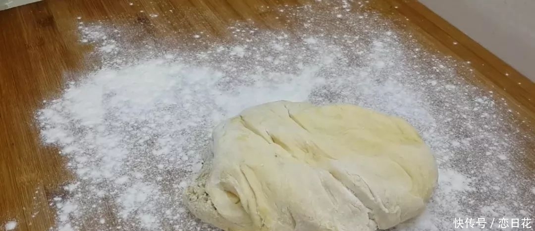 面粉一斤,鸡蛋两个,筷子搅拌一下,教你做创意小油条,比麻花好吃