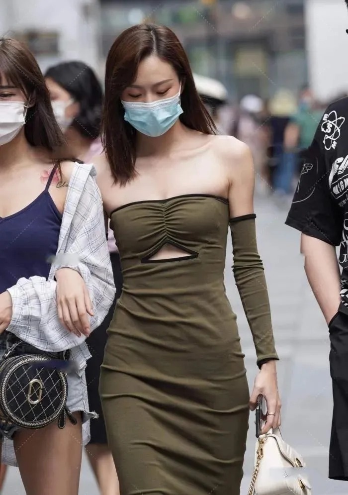绿色|绿色无袖连衣裙，黑边装饰，更显高级质感