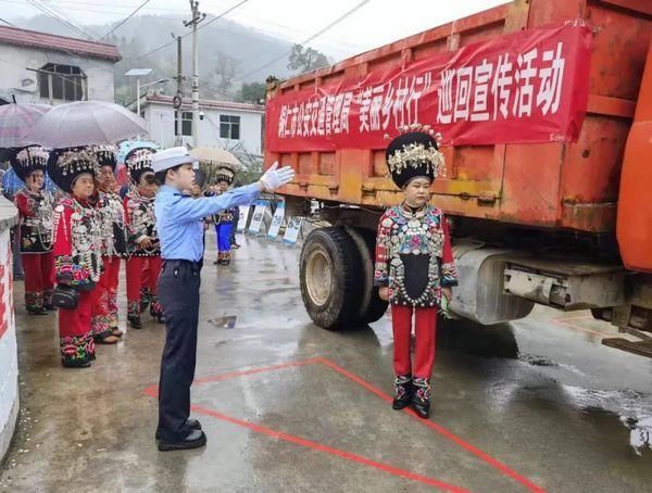 农用车|情系重阳丨“双语”模式，松桃交警给村里老人唠叨几句交通安全