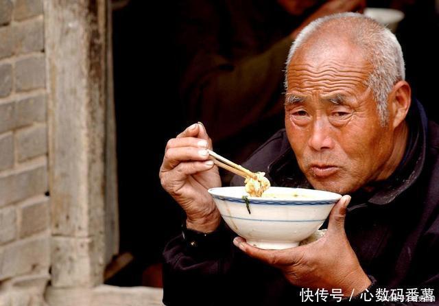 吸烟喝酒|坦白说:老年痴呆也许“偏爱”这4类人,真心希望你不在其中