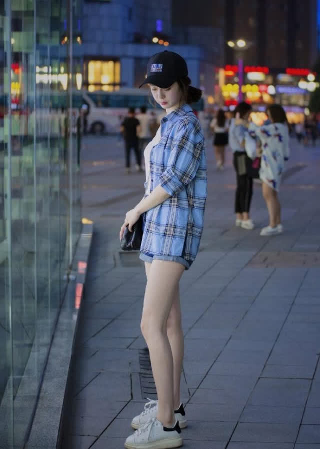 大长腿|黑色短丝袜搭配豹纹外套,小姐姐时尚新潮,很有魅力