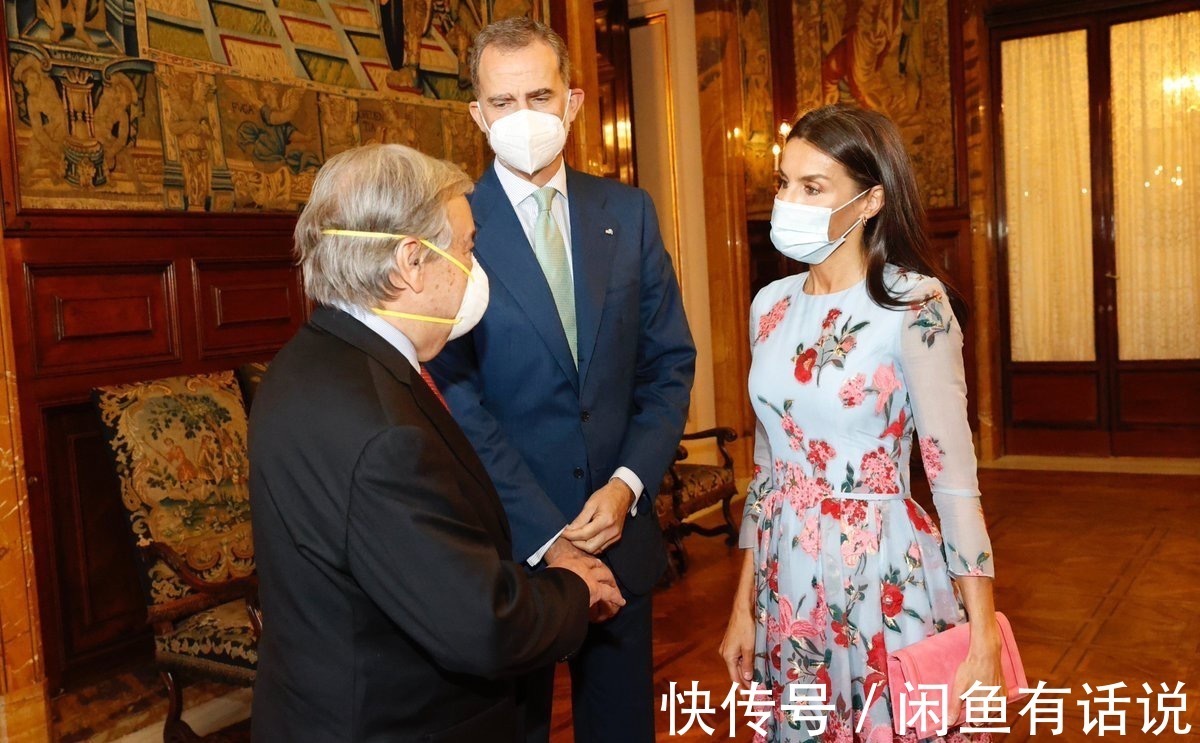 高级感|西班牙王后一家出游,母女三人硬把基础款穿出高级感,简单却上照