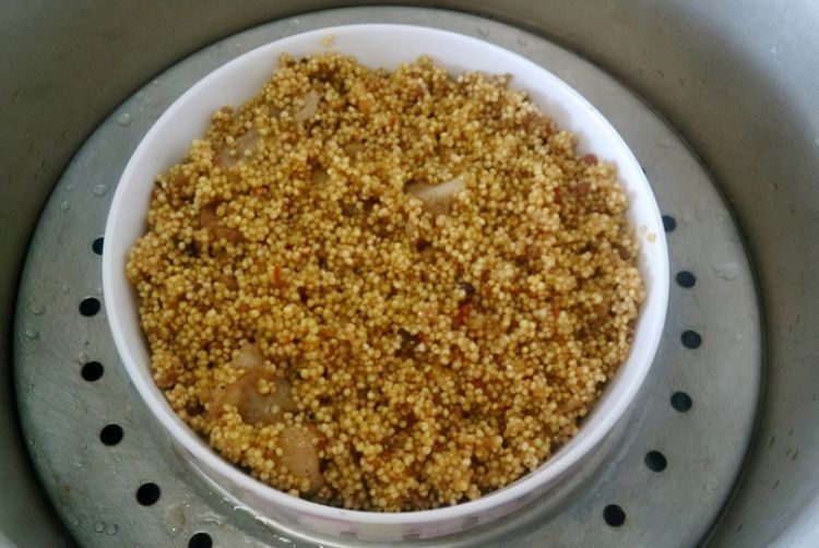 小米和排骨一起做，原来这么好吃，简单一蒸，软糯鲜香出锅抢着吃