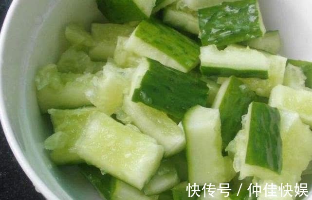 买黄瓜别再挑“直的”，卖菜老板记住3点，怎么挑都清脆好吃！