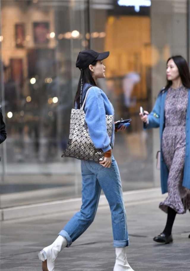 年轻有活力的牛仔裤，简洁大方很有气质，让你展现美丽