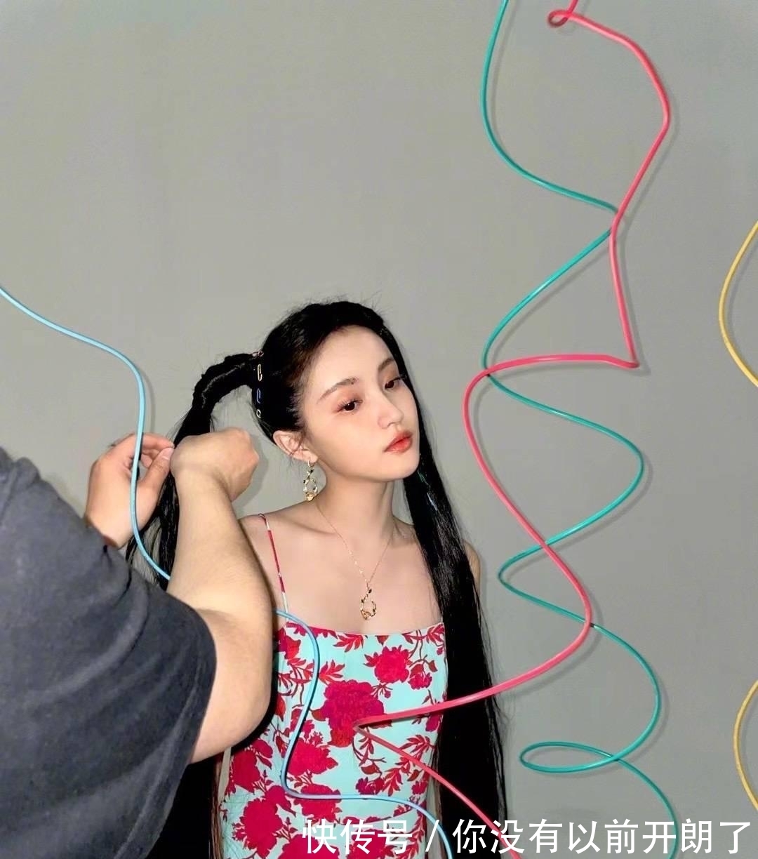 穿搭|林小宅教你夏日穿搭,粉色泡泡袖短上衣配高腰牛仔裤,超显高