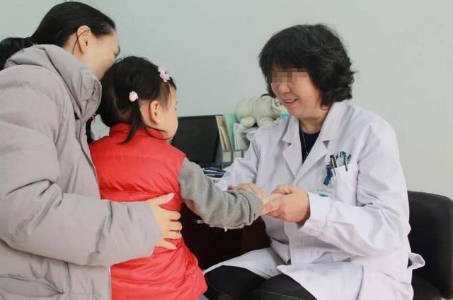 乘客|“谁有吃的给我孩子吃一点”父亲在公交上求助，得知原因乘客泪奔