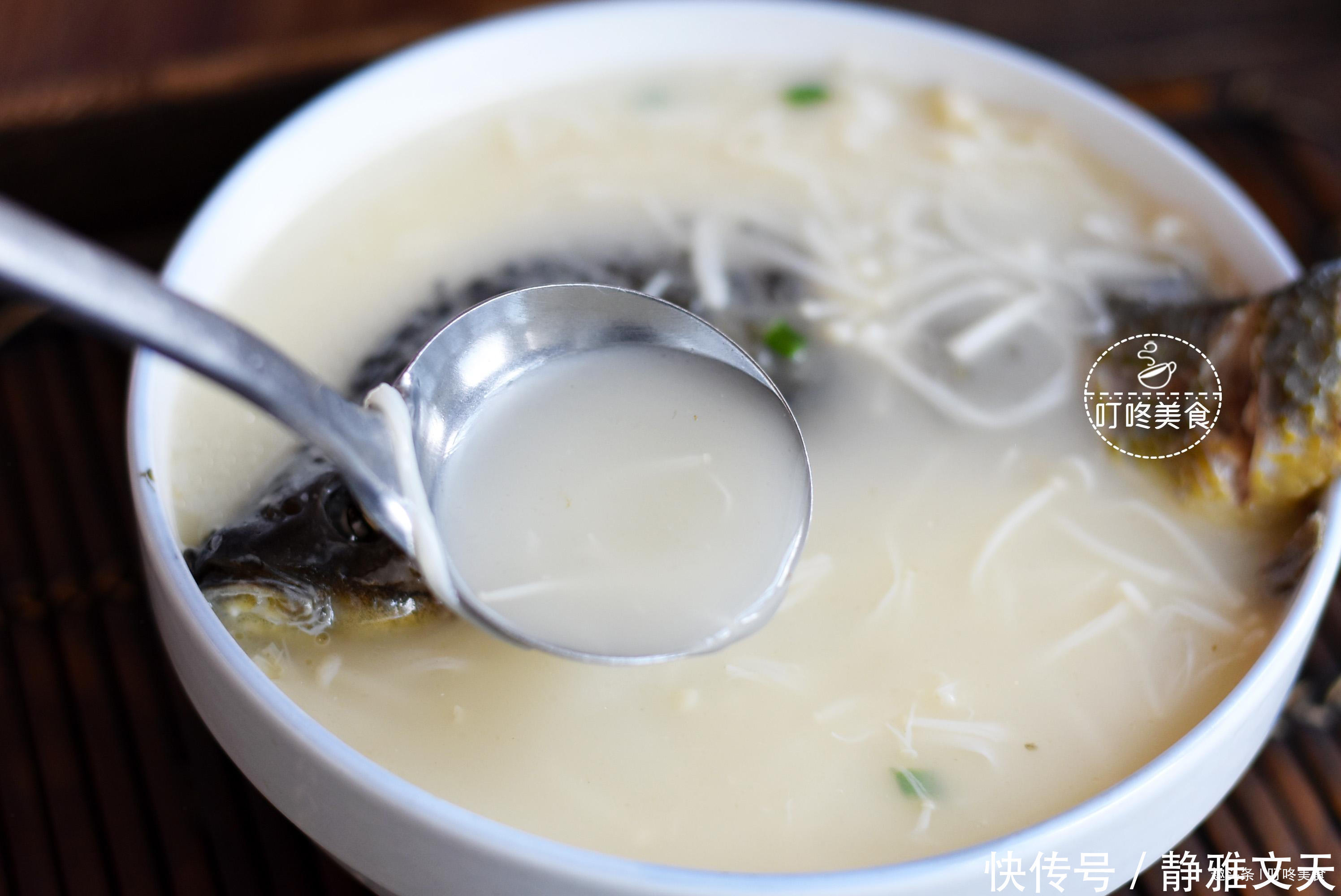 炖鲫鱼汤时，别只会加水了！加点它，鱼汤奶白又香浓，鱼肉更鲜嫩