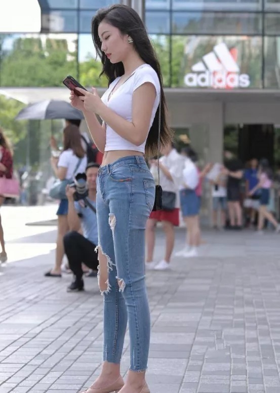 破洞牛仔裤 白色短袖搭配破洞牛仔裤,说不出的时尚,气质又减龄