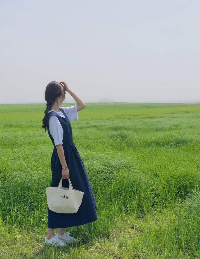 秋天|秋天裙装怎么穿好看?短袖上衣配半身裙简约高级,提升气质又显白