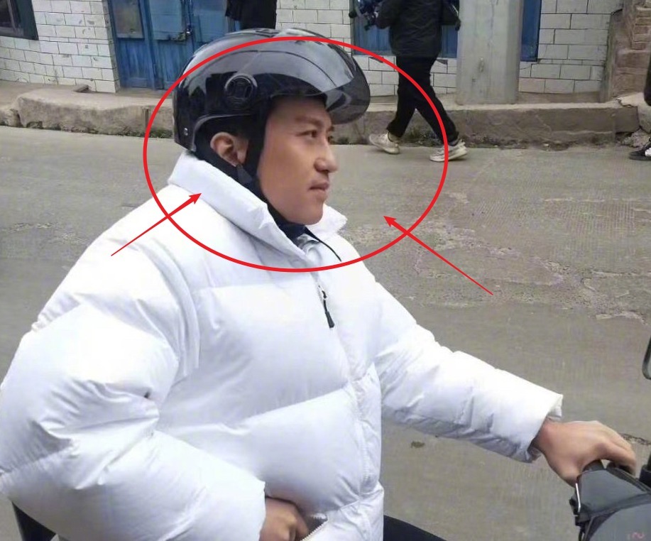 录制节目|虞书欣综艺路透,穿上外袍贵族小姐秒变打工妹,就连鹿晗也逃不过