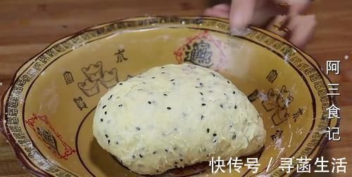 面粉里加4个鸡蛋,教你新做法,我家一周吃3次,上桌就抢光